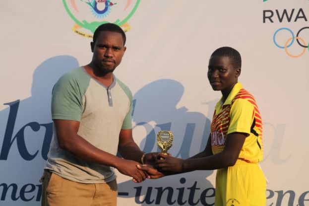 For the second successive day, Esther Iloku stood out for Uganda with the bat and duly deserved her Match Award. Rwandan legend Eric Dusingizimana handed over the plaque to wicket-keeper cum batter.