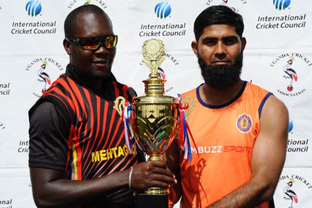 The main prize. Team Uganda captain Roger Mukasa (left) and his Saudi Arabia counterpart Muhammad Afzal. PHOTO BY EDDIE CHICCO 